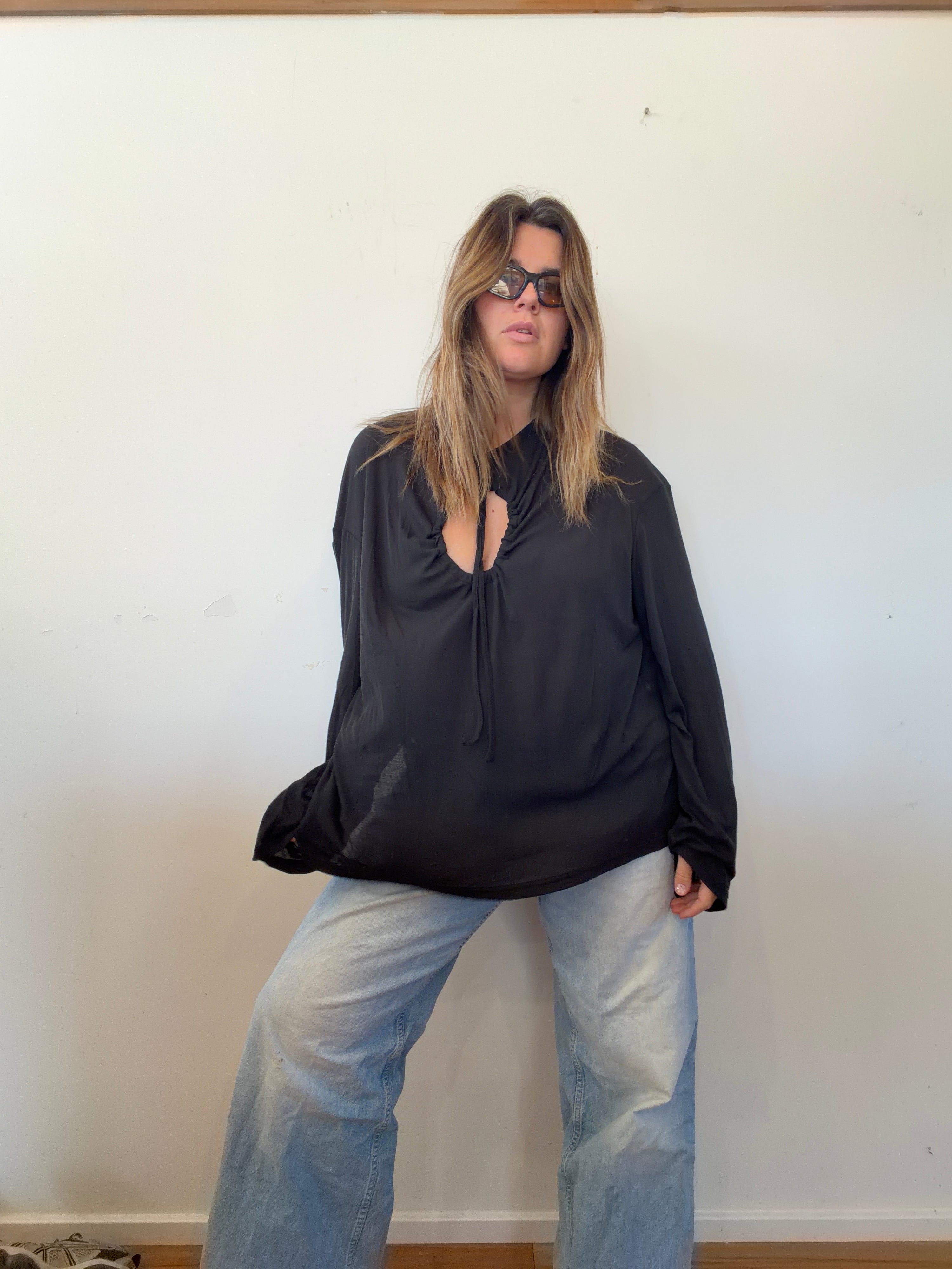 Cut Out L/S - Black